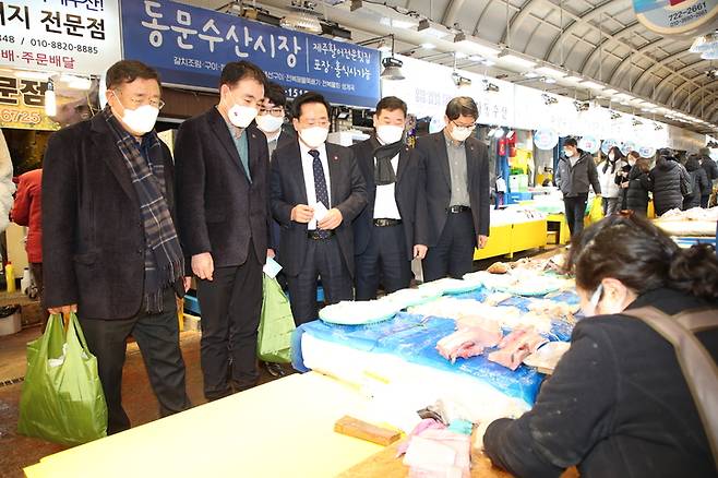 [제주=뉴시스] 제주특별자치도의회가 25일 오후 제주시 동문재래시장을 방문해 상인들을 격려하고 제수용품을 구매하고 있다. (사진=제주도의회 제공) 2022.01.25. photo@newsis.com *재판매 및 DB 금지