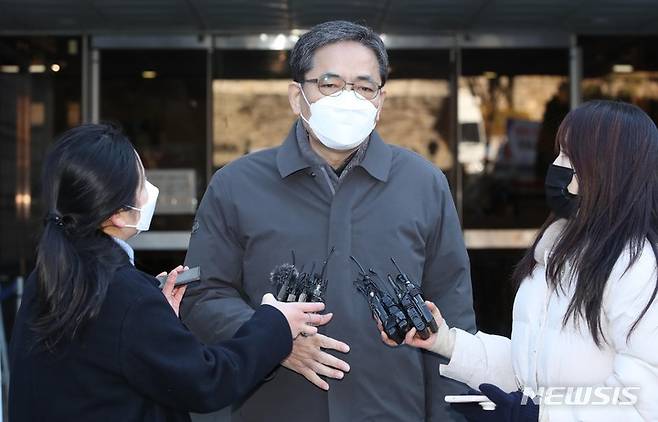 [서울=뉴시스] 고범준 기자 = 대장동 개발업자들에게 도움을 주고 아들을 통해 50억원을 받았다는 의혹이 제기된 곽상도 전 국민의힘 의원이 지난달 1일 오전 서울 서초구 서울중앙지법에서 열린 구속 전 피의자 심문(영장실질심사)에 출석한 뒤 법정을 나서고 있다. (공동취재사진) 2021.12.01. photo@newsis.com