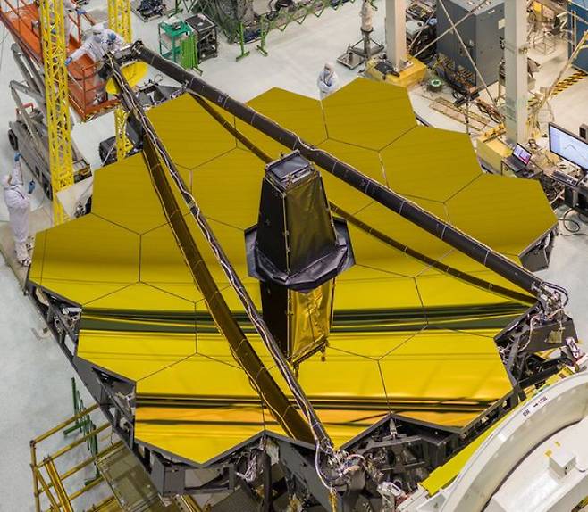 제임스 웹의 반사 거울의 모습. NASA's James Webb Space Telescope 페이스북 캡처