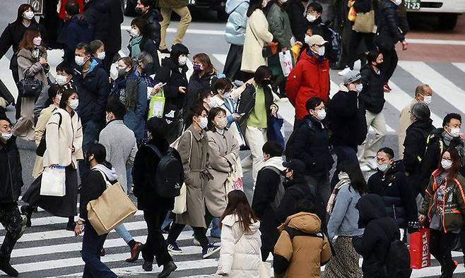 도쿄의 한 교차로가 마스크를 쓴 시민들로 붐비고 있다. 도쿄=AP연합뉴스