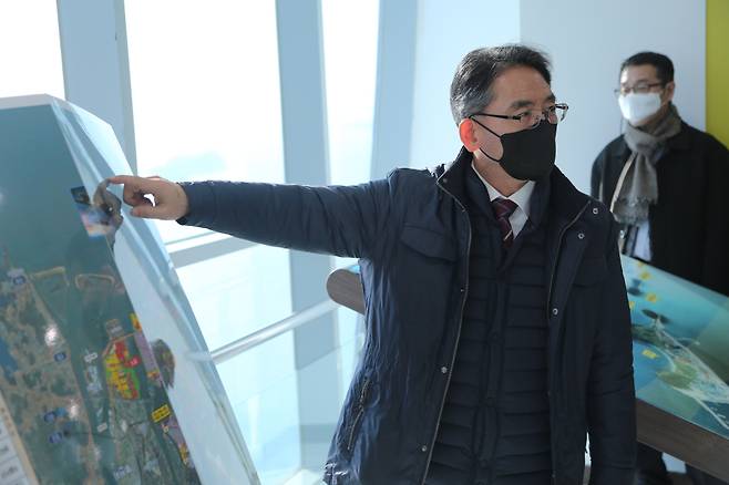 최근 김기영 부산진해경제자유구역청장이 진해해양공원솔라타워 현장 점검에 나서고 있다.ⓒ부산진해경제자유구역청&nbsp;