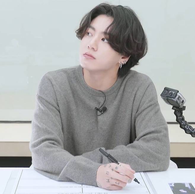 "구매버튼 어디감?" 방탄소년단 정국 디자인 굿즈 '순삭' 품절..초강력 인기