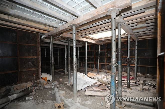 피트(PIT) 층 내부 (광주=연합뉴스) 천정인 기자 = 22일 오전 광주 서구 화정아이파크 붕괴 현장이 언론에 공개됐다. 사진은 39층 바닥을 지탱하는 피트(PIT) 층 내부의 모습. 2022.1.22 iny@yna.co.kr