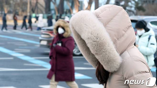 서울 광화문 네거리에서 시민들이 두꺼운 외투를 입고 움츠린 채 출근을 하고 있다.© News1 김명섭 기자