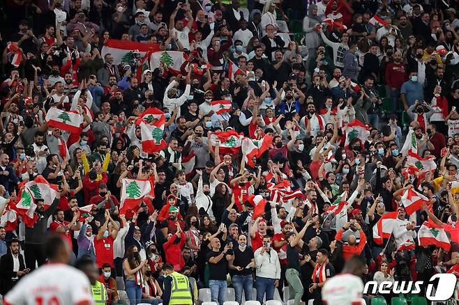 레바논 축구 팬들의 모습© AFP=뉴스1