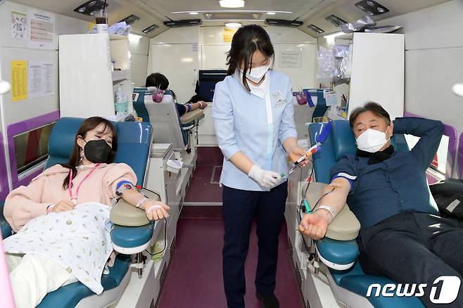 동두천시 공직자들 '사랑의 헌혈 동참' © 뉴스1