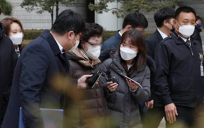 요양병원을 불법 개설해 요양급여를 타간 혐의로 1심에서 실형을 선고받은 윤석열 국민의힘 대선 후보의 장모 최아무개씨가 25일 오후 서초구 서울고법에서 열린 항소심 선고 공판에서 무죄를 선고받고 밖으로 나서며 기자들의 질문을 받고 있다. 연합뉴스