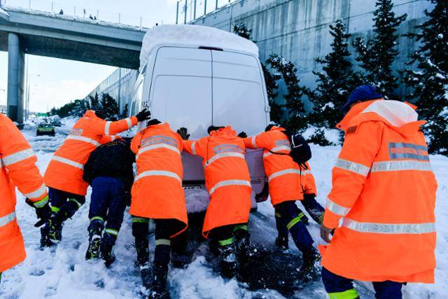 그리스에 폭설이 내린 25일 소방대원들이 아테네의 고속도로에 갇혔던 차량을 밀고 있다. 터키와 그리스에서 한파를 동반한 폭설이 몰아쳐 밤새 얼어붙자 구조대원들이 도로 정리에 나섰다. 아테네=AP 연합뉴스