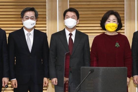 김동연 새로운물결 대선후보(맨 왼쪽), 안철수 국민의당 대선후보(가운데), 심상정 정의당 대선후보. 임현동 기자