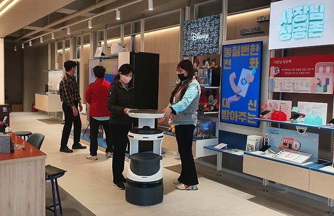 KT는 최근 광주시 서구 치평동 상무타워에 오픈한 소상공인 맞춤형 서비스 체험 매장 'KT Add Shop’을 오픈했다/사진=KT전남북광역본부 제공.