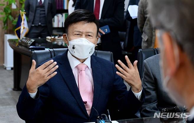 [서울=뉴시스] 국회사진기자단 = 김원웅 광복회장이 1일 서울 여의도 광복회를 방문한 이재명 더불어민주당 대선 후보의 예방을 받고 인사말을 하고 있다. 2021.11.01. photo@newsis.com