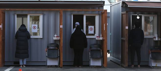 [강릉=뉴시스] 김경목 기자 = 26일 오후 강릉시민들이 강원 강릉시 보건소 선별 진료소에서 코로나19 진단검사를 받고 있다. 강릉시에 따르면 이날 오후 8시 기준 12명이 확진 판정을 받아 총 확진자 수는 1964명으로 늘었다. 2022.01.26. photo31@newsis.com