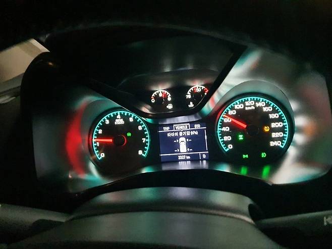 쉐보레의 2020년형 ‘콜로라도 익스트림’ 모델 주행 중 ‘타이어 공기압 경보장치’(TPMS) 장면이 담긴 화면.&nbsp;타이어 공기압이 표시되지 않고 있다. 차주 A씨 제공