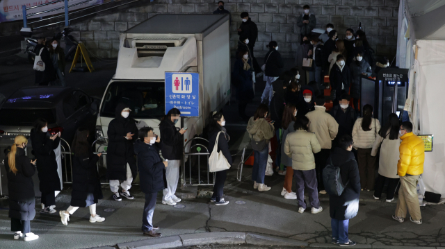26일 저녁 서울 신촌기차역 주차장에서 마련된 서대문구 임시선별검사소에서 시민들이 검사를 받기 위해 줄지어 서있다. /연합뉴스