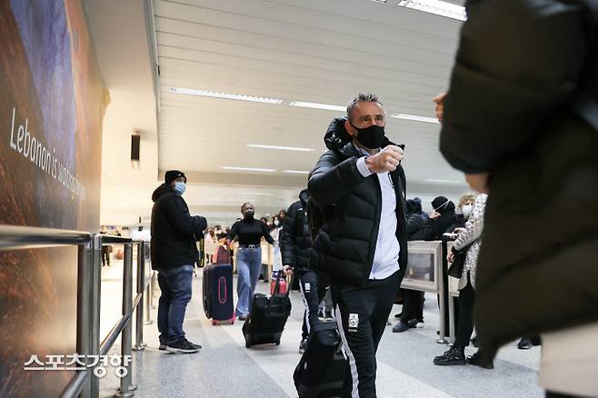 파울루 벤투 감독이 26일 레바논 베이루트국제공항에 도착하고 있다. 대한축구협회 제공
