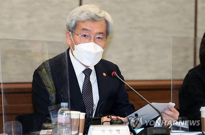 고승범 금융위원장 (서울=연합뉴스) 고승범 금융위원장이 25일 오후 서울 중구 은행회관에서 2022년 금융발전심의회 전체회의에서 발언하고 있다. 2022.1.25 [금융위원회 제공. 재판매 및 DB 금지] photo@yna.co.kr