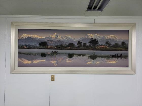 조남욱 회장실 입구 벽에 걸린 '네팔 포카라' 그림