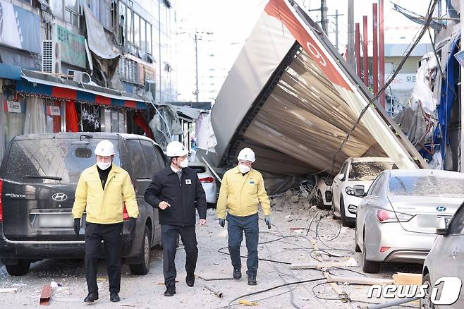노형욱 국토교통부 장관이 12일 오전 광주 서구 화정동 신축 아파트 붕괴 사고 현장을 살펴보고 있다. 해당 신축 아파트에서는 전날 오후 3시46분쯤 외벽이 붕괴돼 6명이 실종됐다. (국토교통부 제공) 2022.1.12/뉴스1