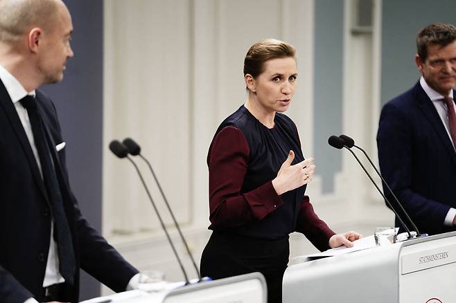 1월 26일 메테 프레데릭센 덴마크 총리가 코펜하겐 총리실에서 열린 합동기자회견에서 덴마크의 코로나 상황에 대해 브리핑 하고 있다./AFP 연합뉴스