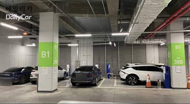 스타필드 하남 전기차 완속 충전소. 지하 1층에 위치해 있지만, 충전소임을 알리는 간판이 없다.