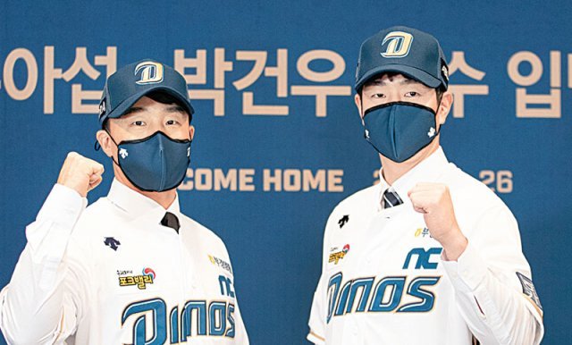 손아섭(왼쪽), 박건우가 26일 NC 입단식에서 새 시즌 선전을 다짐하고 있다. NC 제공
