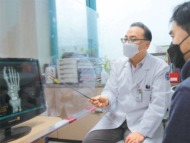 노원을지대병원 류마티스내과 허진욱 교수가 통풍 환자를 진료하고 있다. 최근 잘못된 식습관과 음주 등의 영향으로 2030세대의 통풍이 크게 늘어나고 있다. 노원을지대병원 제공