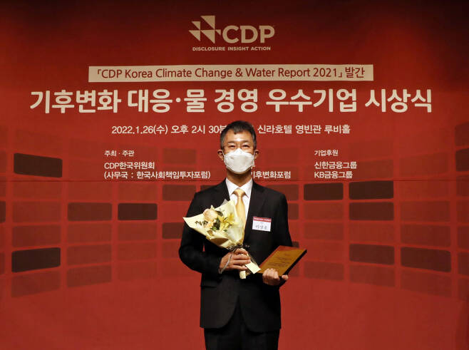 이상호 현대글로비스 경영지원사업부장(전무)이 지난 26일 서울 중구 신라호텔에서 열린 2021 CDP 기후변화 대응·물 경영 우수기업 시상식에서 리더십 A등급과 탄소경영 아너스 클럽을 수상한 뒤 기념 촬영을 하고 있다.