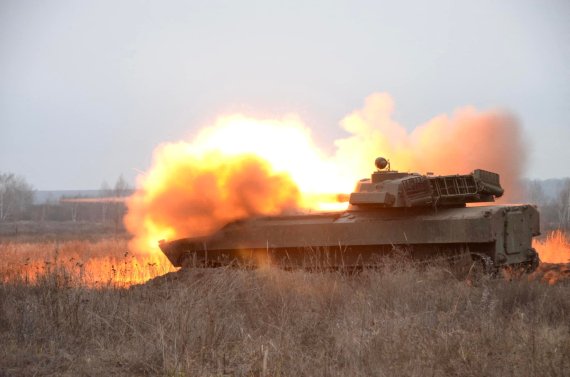 우크라이나 동부 지역에서 지난해 12월 17일(현지시간) 우크라이나 육군 전차부대가 전차포 사격 훈련을 하고 있다. 로이터뉴스1