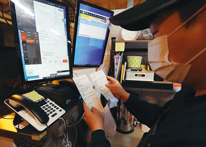 1월21일 광진구 군자동의 배달전문점에서 점주 이승환씨가 광진형 공공배달앱 ‘광진구 땡겨요’로 들어온 배달주문서를 확인하고 있다. 광진형 공공배달앱은 신한은행의 배달앱 ‘땡겨요’를 활용하는데, 이는 지자체와 금융기관이 협력한 첫 사례다. 정용일 선임기자 yongil@hani.co.kr