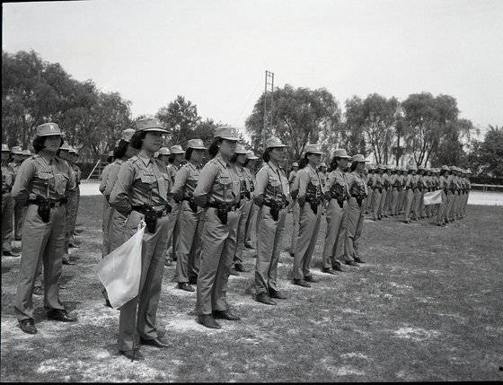 여자 경찰관이 생긴 지 70년이 넘었다. 1946년 79명이었던 여경 수는 2020년 기준 1만6084명으로 늘었다. 사진은 1972년에 열린 여경 공채 1기 졸업식. 중앙포토