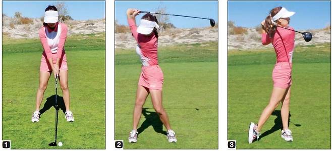 우드 스윙에서는 ‘무궁화 꽃이 피었습니다’ 놀이를 활용해보자. 1. 우드는 드라이버만큼 긴 클럽이기 때문에 셋업 때 왼발에서 공 하나 안쪽으로 두고 어드레스한다. 2. 테이크어웨이 때 “무궁화”를, 백스윙 톱에서 “꽃이”를 말하며 잠시 멈춰준다. 3. “피었습니다”를 하며 다운스윙한다. “다”를 마치고 나서 피니시에서 잠시 동작을 멈춰준다. 4. 우드는 바닥을 쓸어치는 느낌으로 임팩트해야 한다. 공에서 한 뼘 앞에 티 또는 낙엽 등 가벼운 물건을 두고 공과 함께 치는 연습으로 쓸어치는 느낌을 익힌다. /에이미 조 제공