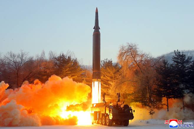 북한 조선중앙통신은 지난 6일 “국방과학원은 1월5일 극초음속 미사일 시험발사를 진행하였다”라고 보도했다. 조선중앙통신=연합뉴스