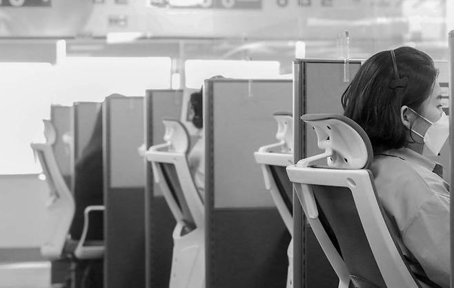 2021년 5월 서울 영등포구 1339 콜센터 노동자들이 온라인 예방접종 예약을 접수하고 있다. 김기남 기자