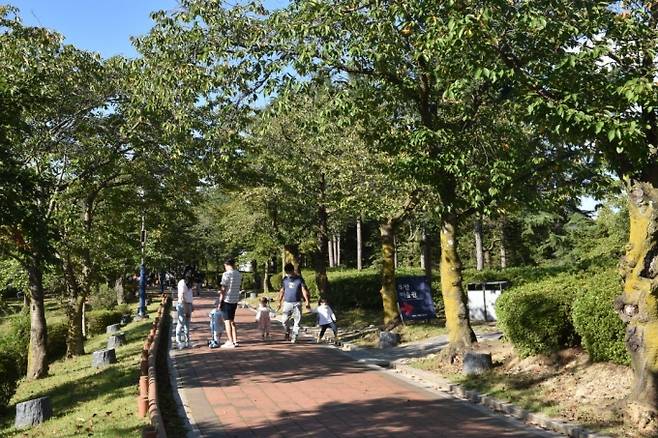 지난해 9월 보문관광단지를 찾은 가족들이 산책을 즐기고 있다. (경북문화관광공사 제공) 2022.01.27