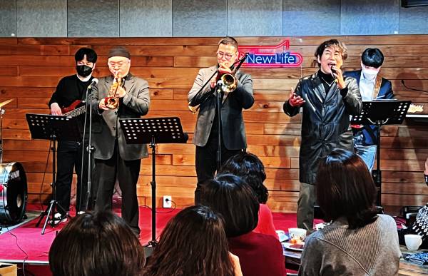 록 밴드 ‘부활’의 보컬 출신 정단(무대 앞줄 오른쪽)이 25일 서울 서초구 가비제작소에서 열린 ‘뉴라이프재즈클럽’ 공연에서 트롬보니스트 이한진(가운데)과 이한진밴드의 연주에 맞춰 CCM ‘내 안에 계신 주’를 부르고 있다.