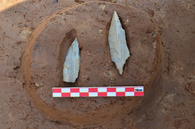 충북 단양군은 단양 수양개에서 발굴한 슴베찌르게가 4만6000년 전의 것이라는 연구결과가 나왔다고 27일 밝혔다. 사진은 2015년 발굴 당시 슴베찌르게 모습. 단양군 제공