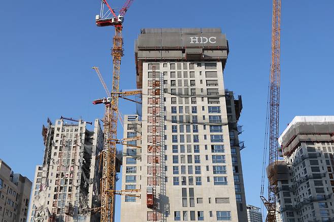 붕괴사고가 발생한 201동 대각선 방향에 위치한 203동(가운데)의 모습 / 사진 = 연합뉴스