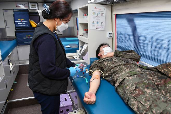 한 공군 장병이 이동식 헌혈차량에서 헌혈을 하고 있다. [사진 제공 = 공군]