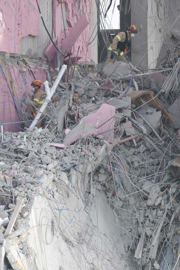 광주 서구 화정아이파크 붕괴 사고 발생 17일째인 27일 오전 구조대원들이 29층 잔해더미 위에서 28층 방향을 살피고 있다. [사진 출처 = 연합뉴스]