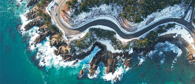 강원네이처로드 5코스 ‘깊은 산 드라이브길’이 끝나는 강원 삼척의 새천년해안도로. 이 길에서는 차창 밖으로 손을 내밀면 닿을 듯한 거리에 진청색 바다가 있다. 바다를 끼고 달리는 드라이브야 언제 가도 좋지만, 이쪽 길은 알싸한 박하 향이 느껴지는 겨울의 정취가 으뜸이다.