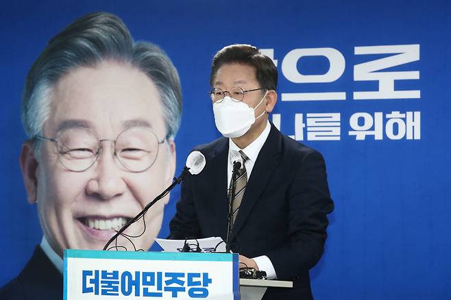 이재명 더불어민주당 대선후보가 지난 26일 오전 서울 여의도 중앙당사에서 기자회견을 열고 정치혁신 구상을 발표하고 있다. [이상섭 기자◆]