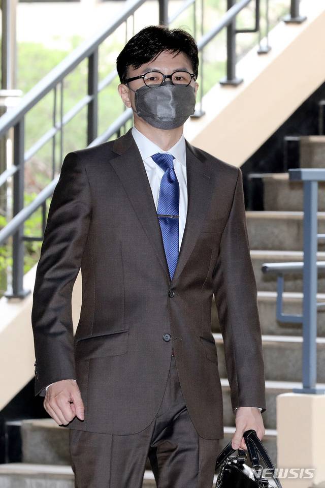 [과천=뉴시스]김병문 기자 = 한동훈 검사장이 지난해 6월 10일 오후 경기 정부과천청사 지하대강당에서 열린 검찰 고위간부 보직 변경 신고식에 참석하고 있다. 2021.06.10. dadazon@newsis.com