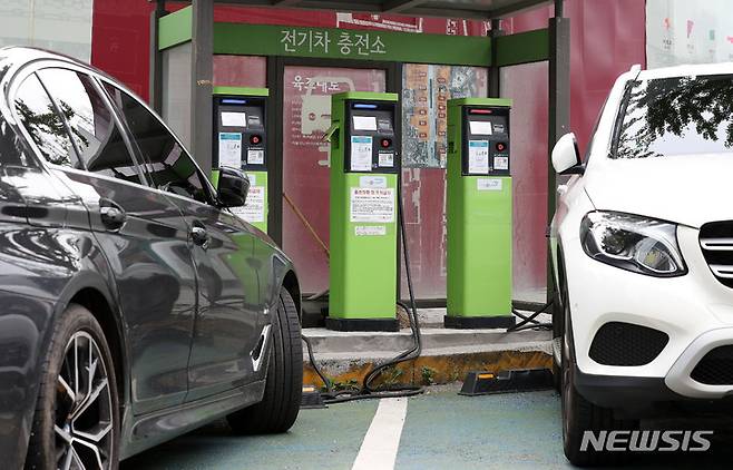 [서울=뉴시스] 서울 종로구 사직로 전기차 충전소에 전기차가 충전 주차돼 있다. (사진=뉴시스 DB). photo@newsis.com