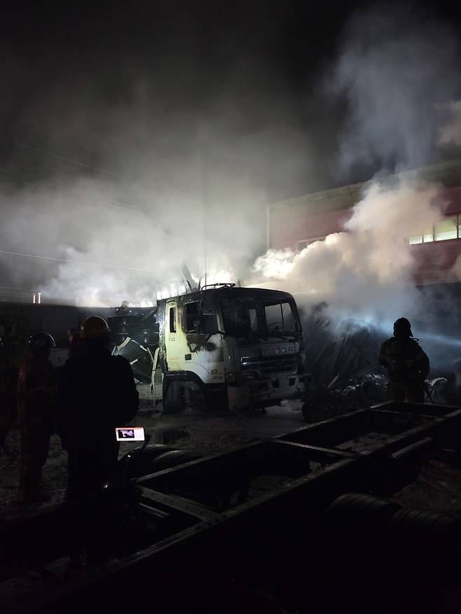 [부산=뉴시스] 26일 오후 부산 강서구의 한 자동차 폐차장 내 야적장에서 원인이 밝혀지지 않은 불이 났다. (사진=부산소방재난본부 제공) *재판매 및 DB 금지