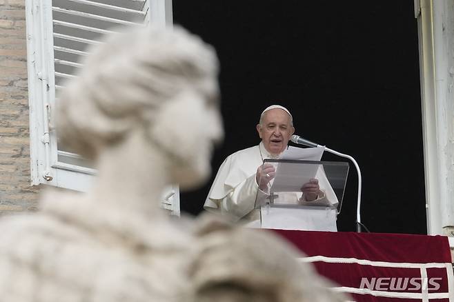 [바티칸시티=AP/뉴시스] 프란치스코 교황이 26일(현지시간) 바티칸 성 베드로광장에서 삼종기도를 집전하고 있다. 2021.12.27