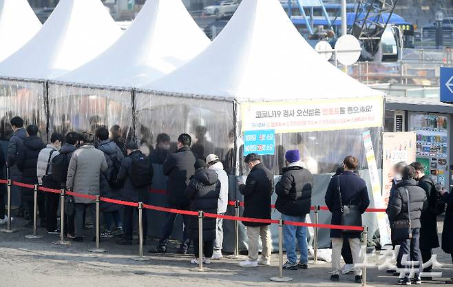 선별 진료소에서 시민들이 코로나19 검사를 받기 위해 줄 서 있다. 이한형 기자