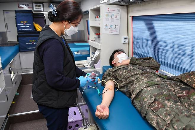 헌혈하는 공군 장병 [연합뉴스 자료사진]