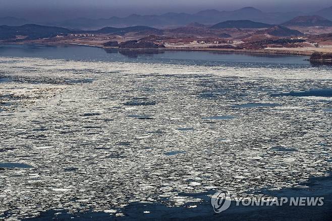 얼어 붙은 임진강 (파주=연합뉴스) 임병식 기자 = 북한이 2018년 이후 중단했던 핵실험과 대륙간탄도미사일(ICBM) 발사 재개를 검토하겠다고 밝힌 20일 경기도 파주시 오두산 통일전망대에서 바라본 북한 황해북도 개풍군 일대에서 임진강이 한파에 얼어 있다. 2022.1.20 andphotodo@yna.co.kr