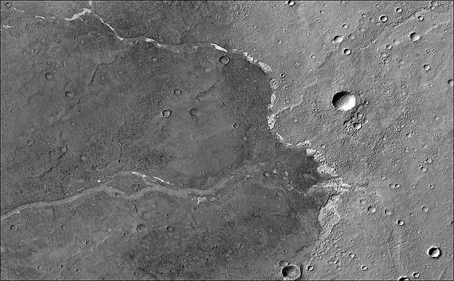 MRO가 흑백 광각 카메라로 촬영한 보스포로스 평원. 수로 내 흰 부분이 소금 광물.  [NASA/JPL-Caltech/MSSS 제공/ 재판매 및 DB 금지] photo@yna.co.kr