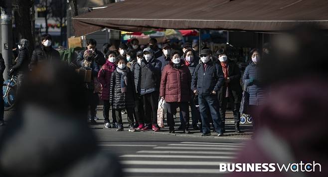 설 연휴를 하루 앞둔 28일 서울 경동시장에서 많은 시민들이 제수상 준비를 위해 청과물시장을 찾고 있다./사진=이명근 기자 qwe123@